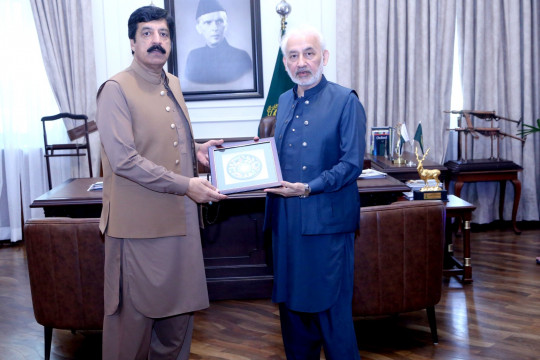 Governor of Punjab Convenes Strategic Meeting with KFUEIT Vice Chancellor on University Progress